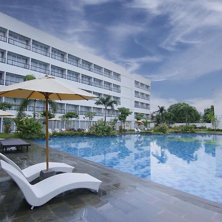 Raja Hotel Kuta Mandalika Resort & Convention エクステリア 写真