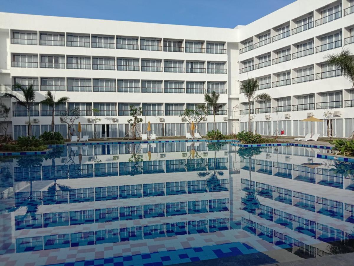 Raja Hotel Kuta Mandalika Resort & Convention エクステリア 写真