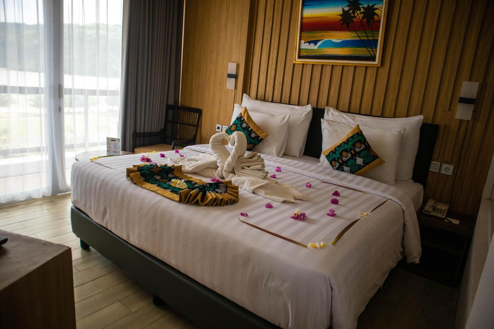 Raja Hotel Kuta Mandalika Resort & Convention エクステリア 写真