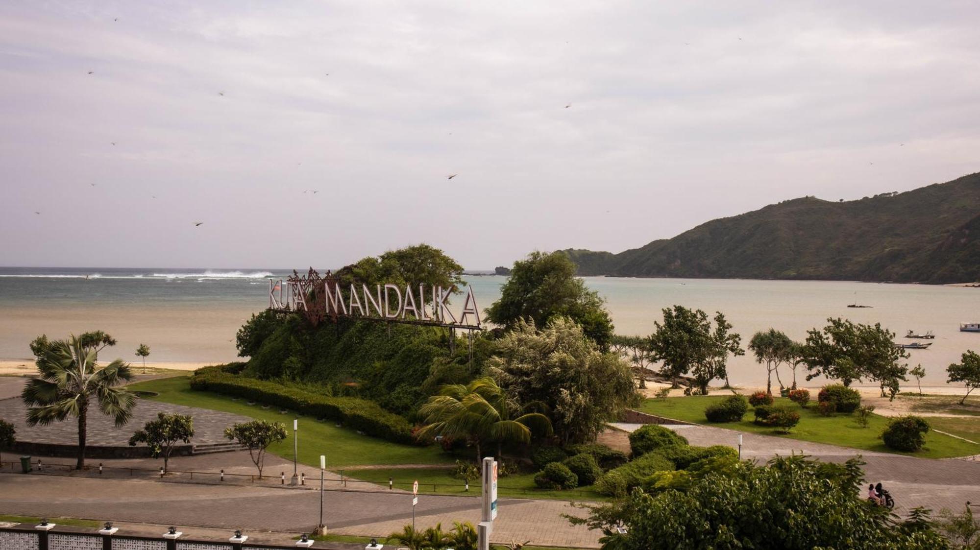 Raja Hotel Kuta Mandalika Resort & Convention エクステリア 写真
