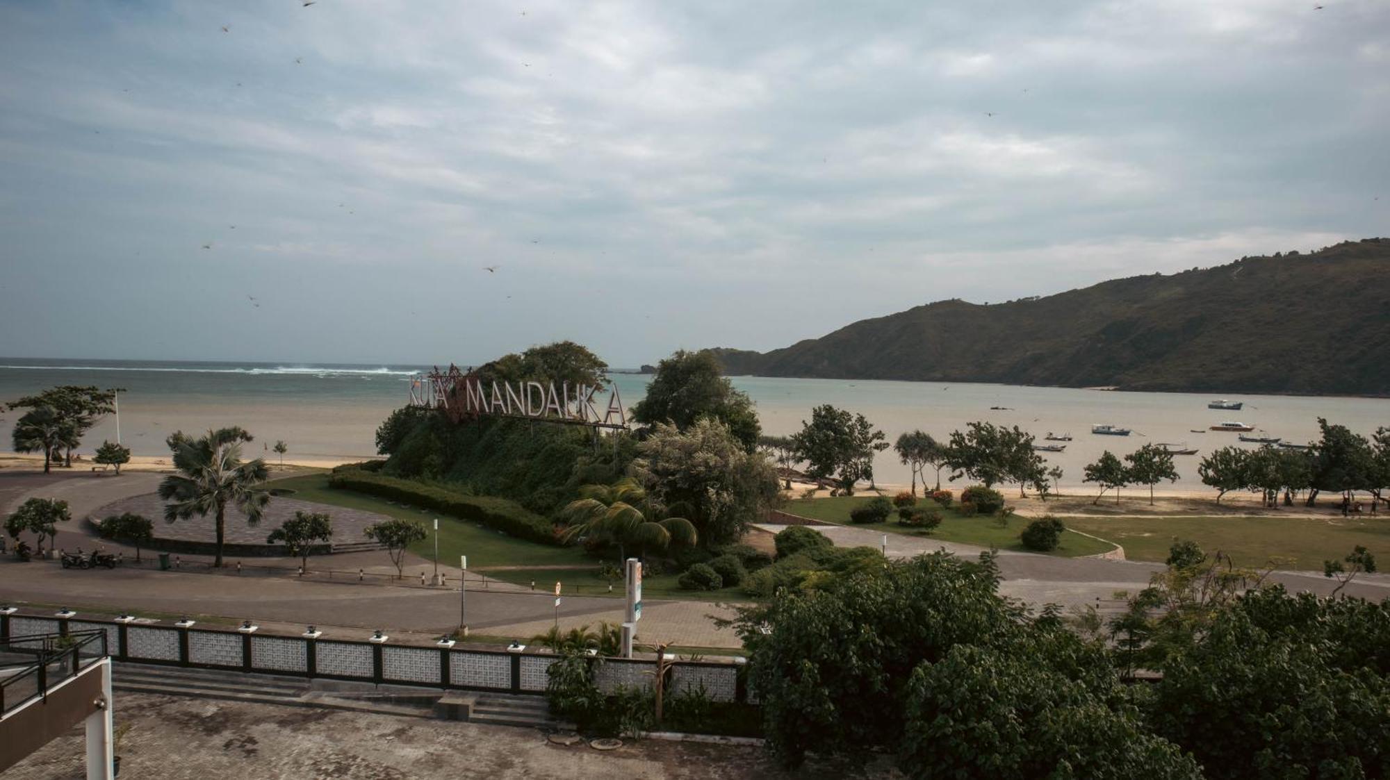 Raja Hotel Kuta Mandalika Resort & Convention エクステリア 写真