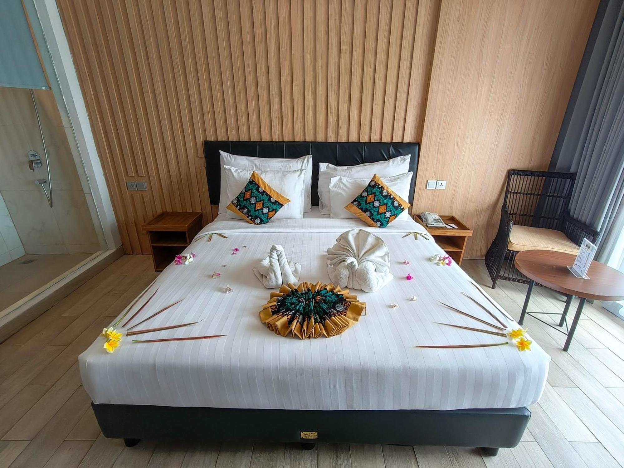 Raja Hotel Kuta Mandalika Resort & Convention エクステリア 写真