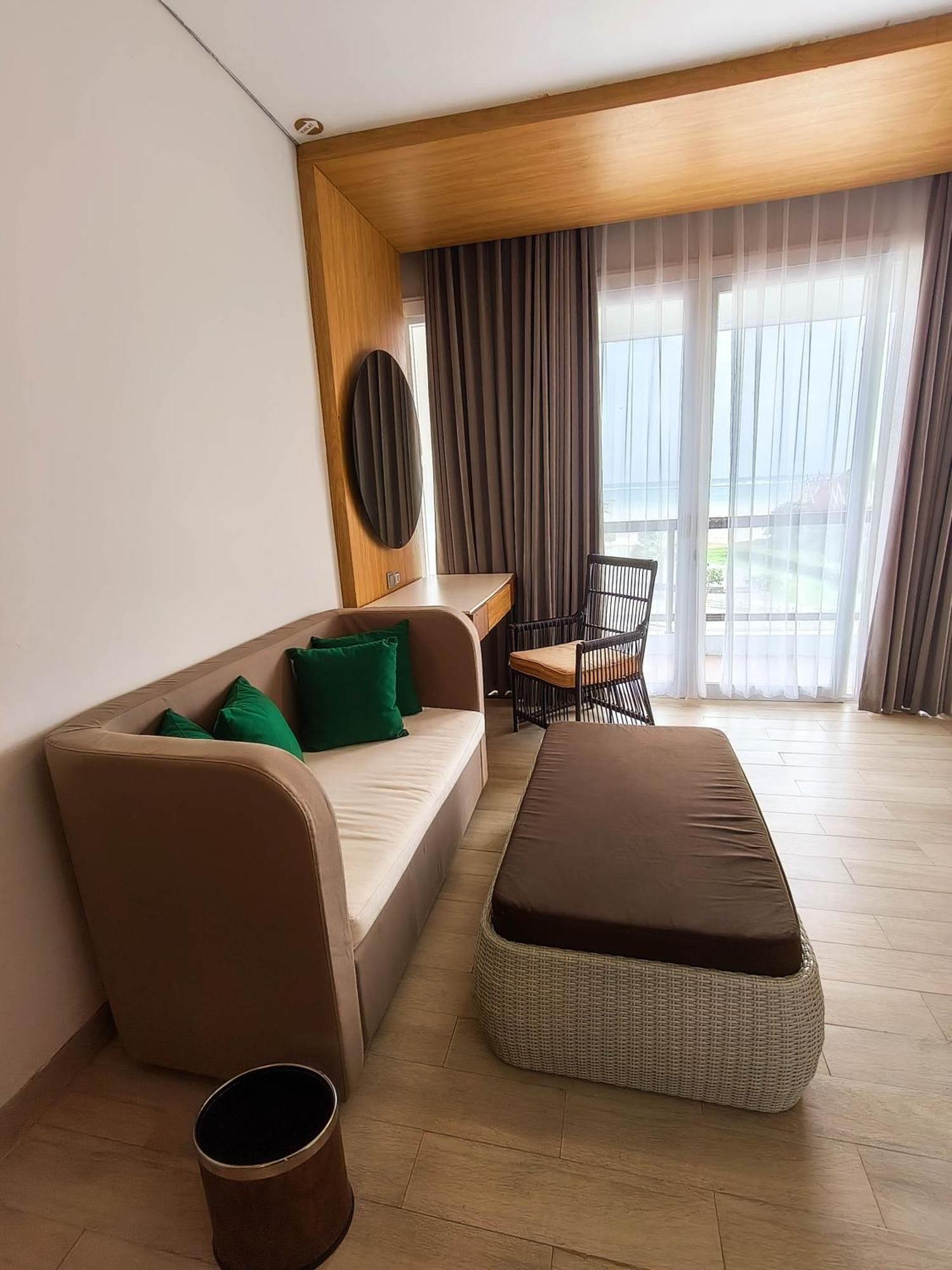 Raja Hotel Kuta Mandalika Resort & Convention エクステリア 写真