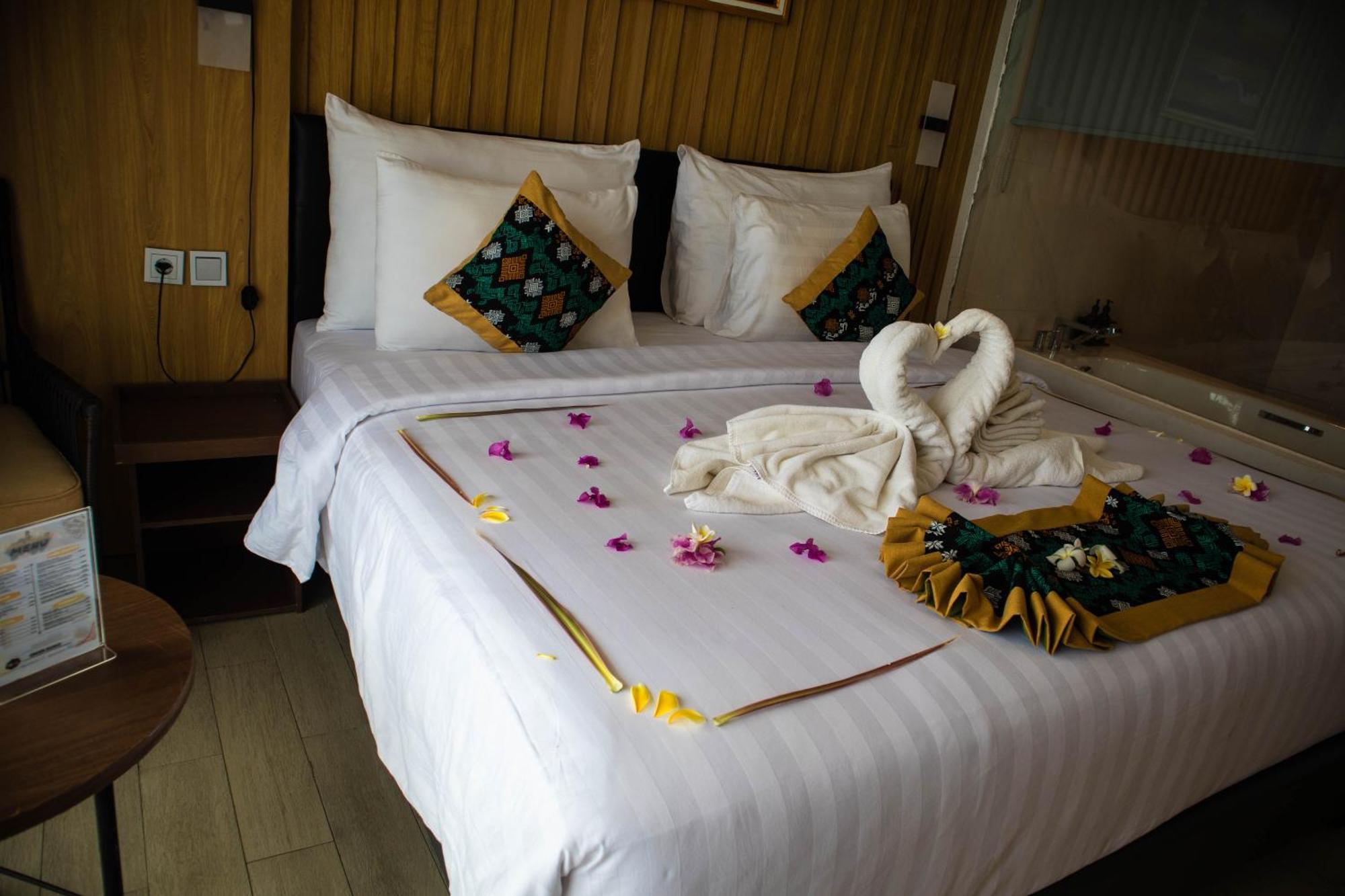 Raja Hotel Kuta Mandalika Resort & Convention エクステリア 写真