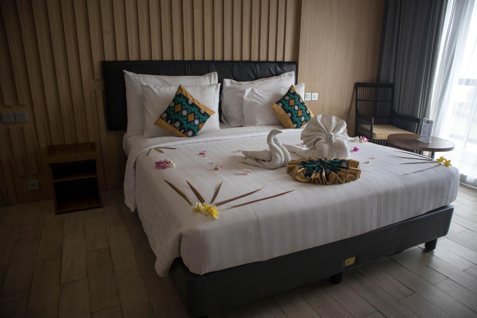 Raja Hotel Kuta Mandalika Resort & Convention エクステリア 写真