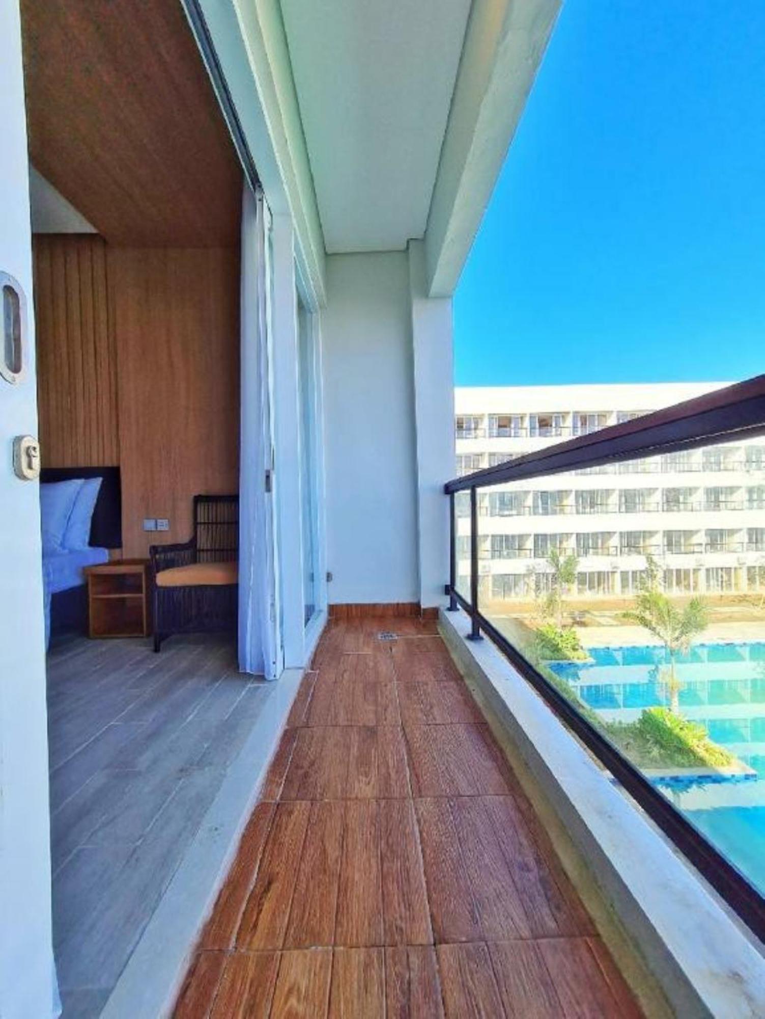 Raja Hotel Kuta Mandalika Resort & Convention エクステリア 写真