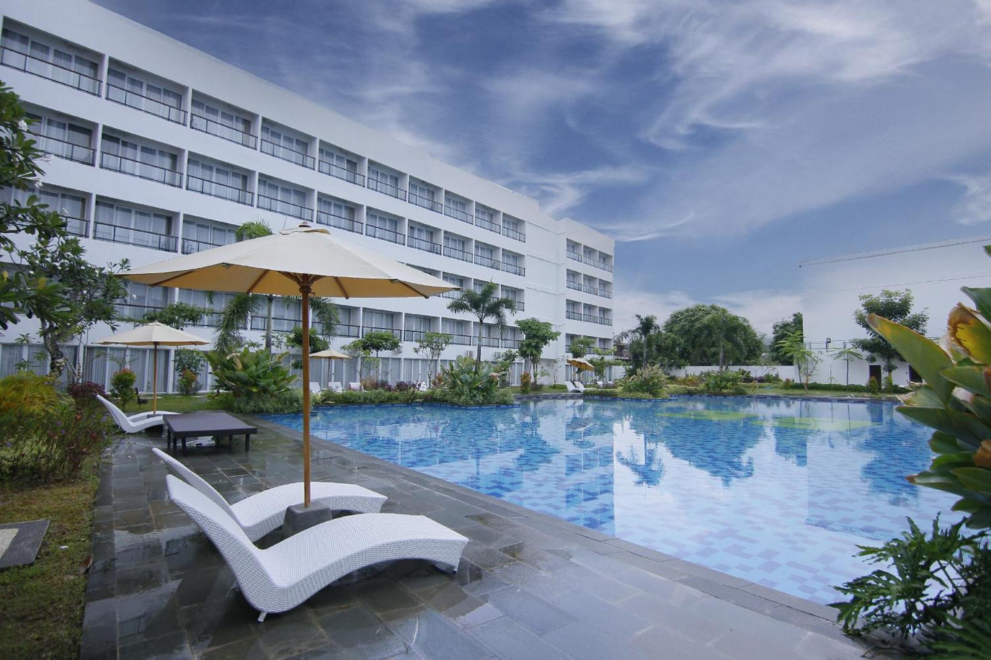 Raja Hotel Kuta Mandalika Resort & Convention エクステリア 写真