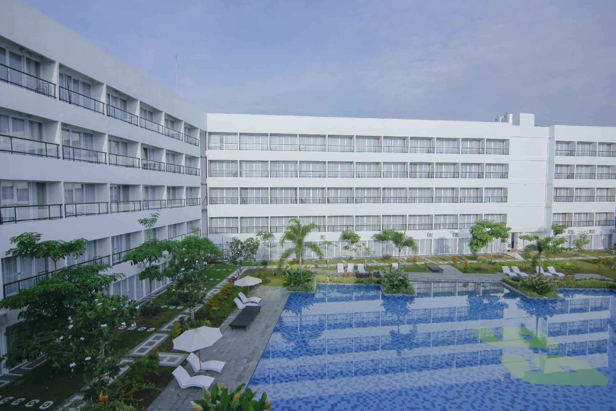 Raja Hotel Kuta Mandalika Resort & Convention エクステリア 写真