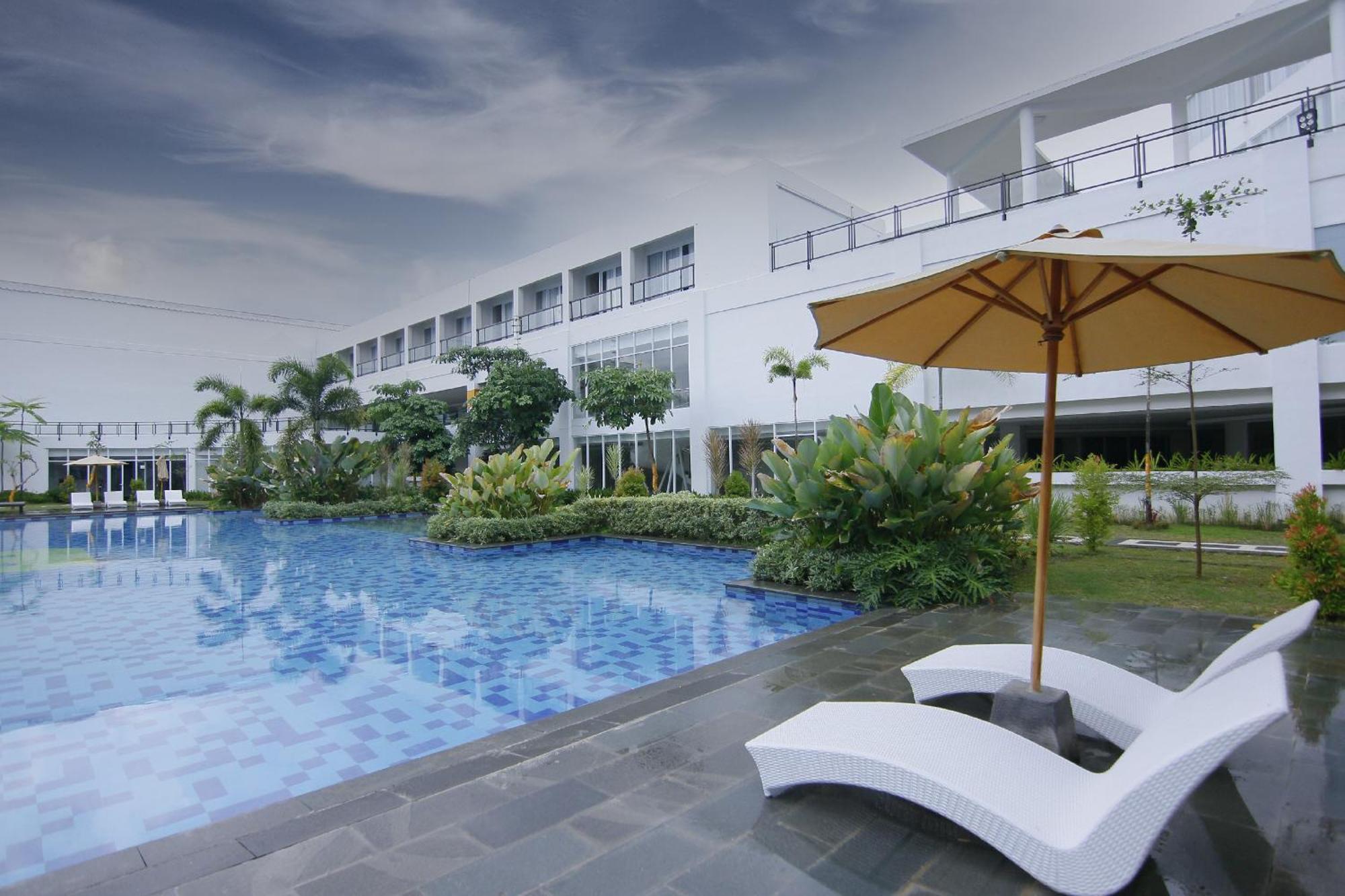Raja Hotel Kuta Mandalika Resort & Convention エクステリア 写真