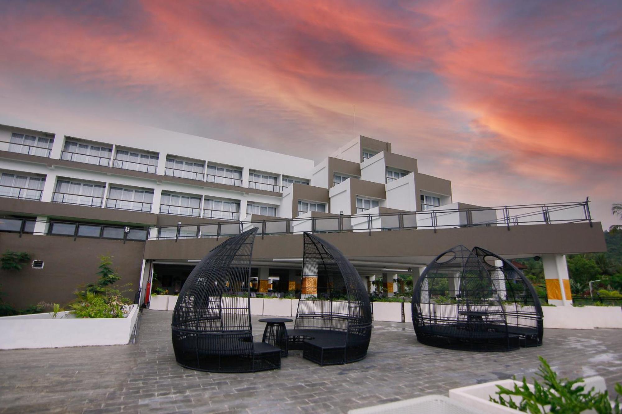 Raja Hotel Kuta Mandalika Resort & Convention エクステリア 写真